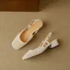 Sandalias de estilo coreano de nicho de una sola tira y punta cerrada para mujer, con recortes tejidos sin talón, color blanco roto, tacón grueso, piel suave, zapatos de verano