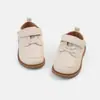 Colección Primavera y Otoño: Zapatos negros de cuero estilo británico para niños de un año, zapatos para caminar de suela blanda para niñas y zapatos para bebés con forro de felpa para lactantes y niños pequeños.
