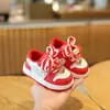 Sapatos de bebê, sapatos de algodão forrados com fleece para bebês e crianças pequenas no inverno, sapatos infantis macios para o Ano Novo, sapatos de caminhada para meninas pequenas, tênis esportivos para meninos