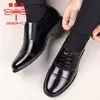 Zapatos de piel para hombre marca Dragonfly modelo nuevo 2026 zapatos casuales de piel genuina transpirables tres articulaciones formales de negocios zapatos para hombre de suela blanda