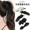 Pinza de plátano en forma de corazón Melard marrón, un accesorio para el cabello sofisticado y minimalista con un lazo y diseño floral