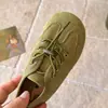 2026 Novos Sapatos Planos com Sola Macia para Meninas, Sapatilhas Casuais, Tira Cruzada Nicho Retrô Cadarço Sapatos de Treino Alemães para Crianças