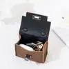 Encanto de Bolso Retro Llavero Billetera Bolsa para Guardar Llaves de Coche Sobre Rojo Funda para Auriculares Colgante Versátil para Bolso