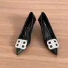 Sapatos femininos de luxo leve com fivela geométrica de diamante, bico fino francês, salto fino, confortáveis para os pés, sapatos baixos versáteis