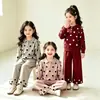 Conjunto Novo de Suéter e Calça de Tricô para Meninas Outono/Inverno 2026, Estilo Coreano Suéter de Bolinhas com Gola Reversível e Calça de Tricô para Bebê