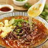 Esta sopa de fideos de sangre de pato es increíblemente deliciosa, con un sabor rico, salado y fragante.. Está repleto de ingredientes, lo que lo convierte en un plato verdaderamente satisfactorio y apetitoso con un delicioso regusto persistente.