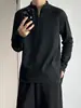 Capa base de forro polar gris oscuro con media cremallera para hombre, adecuada para entrenamiento físico de otoño e invierno, con cuello semi-alto y diseño de camiseta de manga larga estilo americano