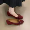 Primer Encuentro con los Zapatos de Tacón Bajo Retro Estilo Francés para Otoño e Invierno 2025: Zapatos Mary Jane Elegantes de Tacón Alto con Boca Baja de Camelia para el Trabajo