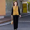 Novo conjunto de outono estilo chinês para mães, terno de veludo dourado, novo design para mulheres de meia-idade e idosas, conjunto de três peças com colete estampado jovial