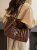 Bolsa Tote Popular Retro Fosca Transfronteiriça Grande Capacidade Feminina 2025 Nova Versátil para o Trabalho Ombro Axila