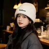 Gorro de Lana Cálido para Otoño e Invierno para Hombres y Mujeres Estilo Coreano Bordado de Letras Gorro de Punto Protección contra el Frío Cubreorejas Cubrecabezas Moderno