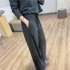 Conjunto casual gris moderno y ligero de estilo coreano, con una sudadera cepillada doble, tacto suave, efecto adelgazante y textura de palillo, y pantalones de pierna ancha