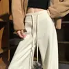 Foto real das novas calças femininas de outono 2026: calças casuais de lã de cashmere de cintura alta, levemente flare, perna larga, comprimento total para mulheres