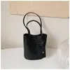 Bolsa de Mano Tejida Shuai Mijia para Mujer 2026 Nuevo Bolso Cubo de Verano Alta Apariencia Temperamento de Nicho Bolso de Hombro Simple