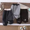 Nuevos pantalones de chándal de color liso con forro polar para niños de otoño e invierno, lindo estampado de cachorro, ajuste holgado tipo jogger para niños y niñas, tendencia al por mayor
