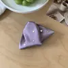 Pinza de Garra Triangular con Pedrería Estilo Hepburn para Mujer Sensación de Alta Gama Nuevo Modelo 2026 Pinza de Tiburón para Moño en la Parte Trasera de la Cabeza Accesorios para el Cabello de Satén
