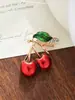 Nuevo Broche Decorativo Lindo de Cereza, Exquisito y Moderno Accesorio para Chaqueta de Traje de Mujer, Pin de Fijación Anti-Exposición