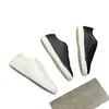 Tênis casuais masculinos de couro liso, estilo transfronteiriço TF, disponíveis em branco, azul marinho e preto, com sola grossa, perfeitos para o dia a dia e para um estilo versátil
