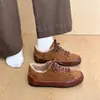 Nuevos zapatos casuales retro de otoño para mujer con suela gruesa en color marrón, versátiles para cualquier atuendo, zapatos de mujer 2026 con plantillas interiores para aumentar la altura, zapatillas de entrenamiento alemanas