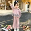 Moda Estilo Coreano Sencilla Chaqueta con Capucha de Retazos a Cuadros Pantalones Casuales de Pierna Ancha Conjunto Delgado de Dos Piezas para Bebé Niña Primavera y Otoño
