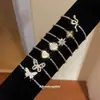 Pulsera de flor de la suerte de circón súper brillante europea y americana, nicho de lujo ligero de alta gama, accesorio de mano versátil y elegante para mujer