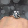 Cadena de suministro de joyas en línea popular en vivo, cadena de suministro de ocho corazones y ocho flechas, anillo abierto de moissanita de imitación de 1 quilate con flor de ciruelo incrustada con diamantes