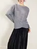 Blusa Miyake Manga Longa Irregular Feminina Design Primavera e Outono 2025 Cor Sólida Solta Casual Mais Fácil de Combinar Camiseta Manga Morcego