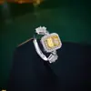 Anillo de Lujo Pequeño Estilo Nuevo Cubo de Azúcar para Mujer, Minimalista de Nicho, Artesanía Exquisita, Incrustado con Circonia Micro-Pavimentada Rosa Claro y Amarillo Ganso