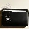 Porta-Passaporte de PU Carteira Masculina Transfronteiriça Porta-Cartão Slot para Vários Cartões ID de Morcego Personagem Vazado Venda Quente Estilo Curto
