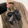 Primavera e Verão Bolsa Pequena Feminina 2023 Nova Chegada Moderna Bolsa Pequena de Transporte de Mão Bonito Laço Tecido Clip-Boca Portátil Crossbody Bolsa