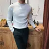 Suéter pullover versátil para hombre de otoño e invierno, color liso, cuello alto medio, corte ajustado estilo coreano, tejido de punto básico elegante y versátil