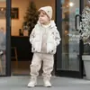 Elegante conjunto a juego de ropa infantil para niños y niñas, chaleco acolchado retro simple engrosado con estampado de letras, conjunto de tres piezas