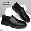 Botas de chuva casuais masculinas, couro sintético, novo modelo outono/inverno, respiráveis, sola macia, slip-on preto para negócios, antiderrapante, adequadas para pais de meia-idade e idosos.