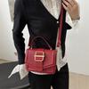 Bolso de mujer personalizado de moda simple 2025, nuevo bolso de hombro portátil de nicho, bolso cruzado retro con texto, bolso cuadrado pequeño para ir al trabajo.