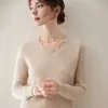 Versátil e estiloso - um suéter feminino de cashmere com gola de renda, um novo design outono/inverno 2026, com decote redondo e perfeito para usar em camadas como peça íntima.