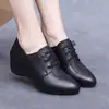 Zapatos de tacón de cuña de cuero suave genuino Bai Zhenhe para mujer, zapatos cómodos de suela blanda para primavera y otoño para madres, zapatos de talla grande para mujeres de mediana edad y ancianos, corte profundo