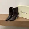 Botas curtas clássicas de salto alto com bico fino, zíper traseiro e forro de pelúcia, botas curtas de design western outono/inverno 2026 com zíper traseiro
