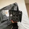 Bolso pequeño de comercio exterior súper popular para mujer, nuevo bolso cruzado versátil 2026, bolso de cubo de mano de moda para verano