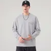 Camiseta masculina de manga longa, novo modelo outono 2026, gola redonda, corte solto, casual, com bolsos, cor sólida, versátil e moderna