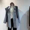 [Clássico e atemporal] Look de outono para blogueira: casaco trench coat retro de manga raglã, com corte amplo e gola longa de abotoamento simples