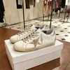 Nuevas zapatillas de mujer 2024 con patrón de estrellas desgastado, hechas de cuero genuino, con un aspecto retro ligeramente usado, versátiles para uso casual y deportivo, de corte bajo y suela plana