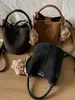 Bolsa pequena retrô muito estilosa para mulheres, novo modelo outono 2026, bolsa transversal de cor sólida, bolsa de mão tipo saco moderna e única