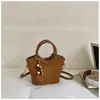 Otoño 2026 Nuevo Lanzamiento Bolso de Hombro Único para el Trabajo y el Viaje Bolso Cruzado de Moda Estilo Coreano Nicho Bolso de Cubo Sencillo de Mano Moderno