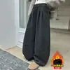 Pantalones Gruesos de Terciopelo para Niñas Estilo Coreano Invierno 2026 Nuevos Pierna Recta Pierna Ancha Pantalones de Exterior para Niñas Grandes Tendencia