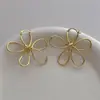 Pendientes de Flor Hueca Retorcida Lisa de Hibisco de Arco Poco Profundo Pendientes de Botón Estilo Francés de Lujo Ligero Pendientes de Diseño de Nicho Accesorios para Mujeres