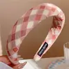 Diadema de Cabeza Cranium a Cuadros de Esponja Versátil para Mujer Estilo Retro Pinza para el Cabello Elegante de Ala Ancha Diadema de Estilo Fresco Accesorios Avanzados para el Cabello