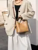 Bolsas Outono e Inverno 2025 Novas Bolsas Femininas, Bolsas de Ombro, Bolsas de Couro Genuíno Estilo Balde, Bolsas Versáteis para Roupas de Trabalho Femininas, Bolsas de Ombro de Grande Capacidade