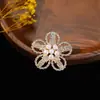 Broche Japonés de Estilo Coreano de Venta Caliente Transfronterizo Pin de Flor con Perlas Incrustadas de Diamantes Accesorios para Abrigo y Traje Anti-Exposición