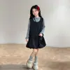 Conjunto de vestido para meninas, coleção primavera e outono, apresentando um top com estampa floral pequena e saia, novo conjunto de duas peças da moda estilo coreano