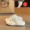 Mules fechadas estilo Birkenstock de sola grossa exclusivas para mulheres, para uso externo no verão, novos sapatos casuais brancos slip-on vintage 2026